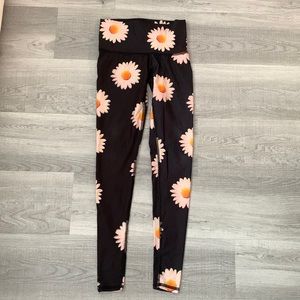 Teeki yoga pants in daisy size xs